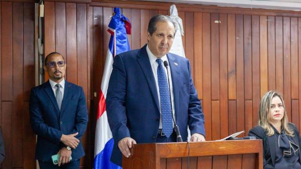 Víctor Atallah asume como nuevo ministro de Salud Pública