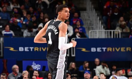 Victor Wembanyama logra el primer triple-doble de la NBA en la victoria de los Spurs