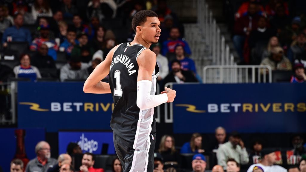 Victor Wembanyama logra el primer triple-doble de la NBA en la victoria de los Spurs