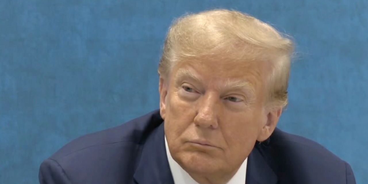 Video de declaración muestra a Trump discutiendo con fiscal estatal
