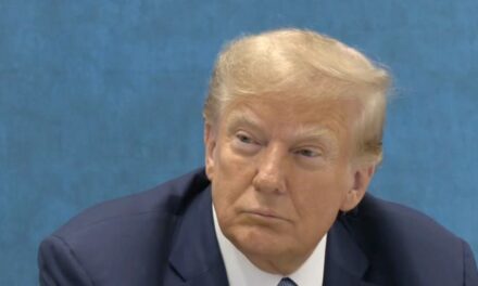 Video de declaración muestra a Trump discutiendo con fiscal estatal