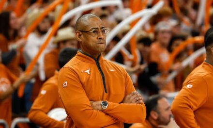 El entrenador de Texas se disculpa por la perorata de 'Horns Down' después de la derrota de la UCF
