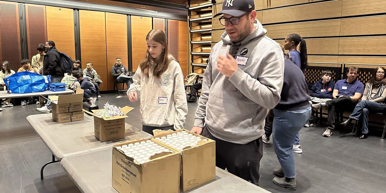 Voluntarios preparan paquetes de atención para inmigrantes