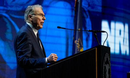 Wayne LaPierre dimite de la NRA y se abre el juicio