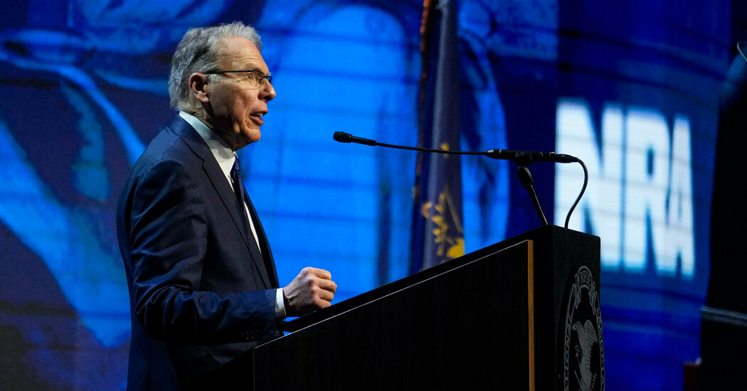 Wayne LaPierre dimite de la NRA y se abre el juicio