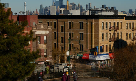 ¿30.000 dólares al año para vivienda?  Eso es promedio en Nueva York.