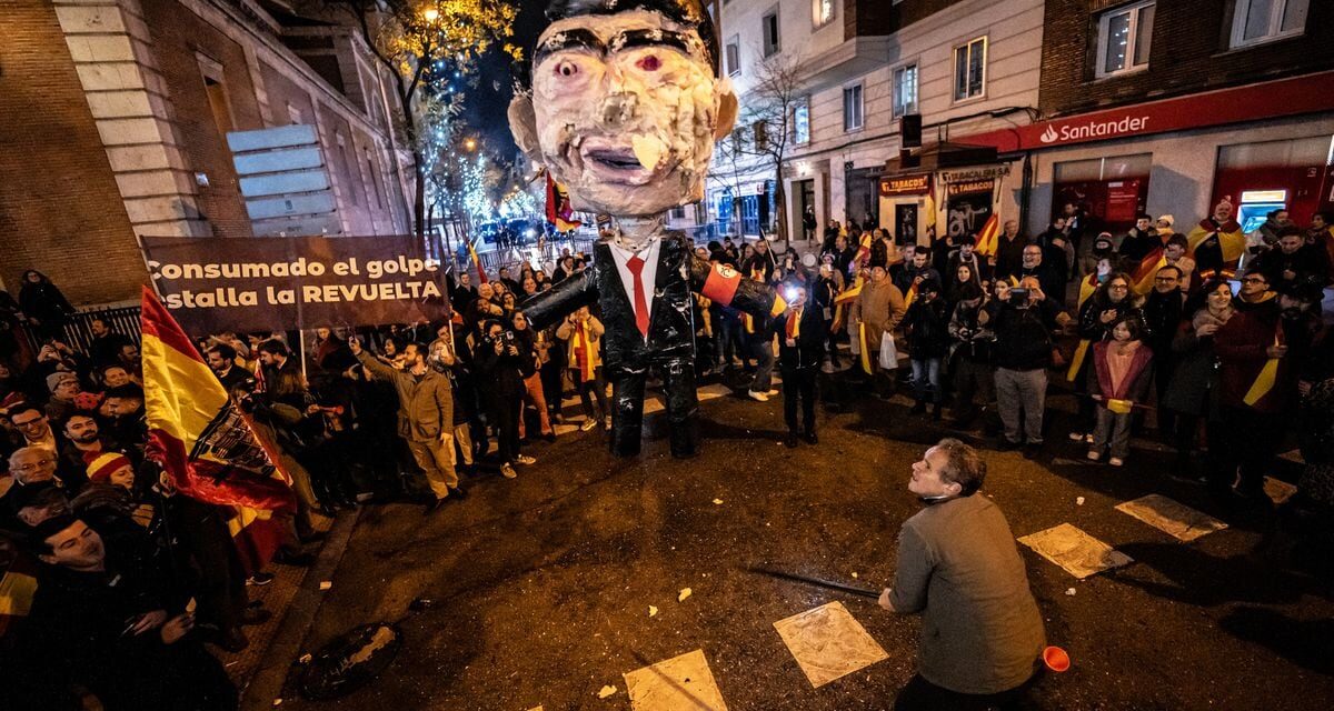 ¿Es delito apalear un muñeco de Sánchez?  |  España