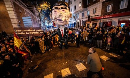 ¿Es delito apalear un muñeco de Sánchez?  |  España