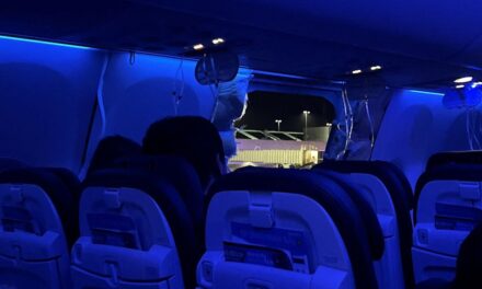 ’¿Está bien si te tomo de la mano?': Dentro de la cabina del vuelo 1282 de Alaska Airlines