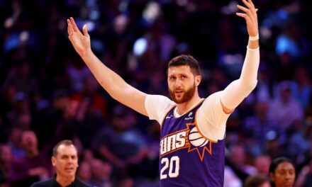 Nurkic molesto por los funcionarios después de establecer el récord de rebotes de los Suns