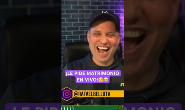 ¡Le pide matrimonio en vivo a su novia! ¿Del 1 al 10 para el beso? 😂🤪 @desdelasgradaspodcast
