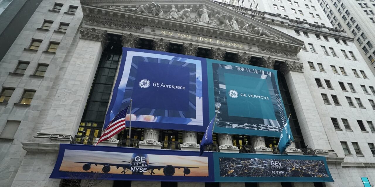 Acciones que realizan los mayores movimientos al mediodía: GEV, SOFI, TSLA