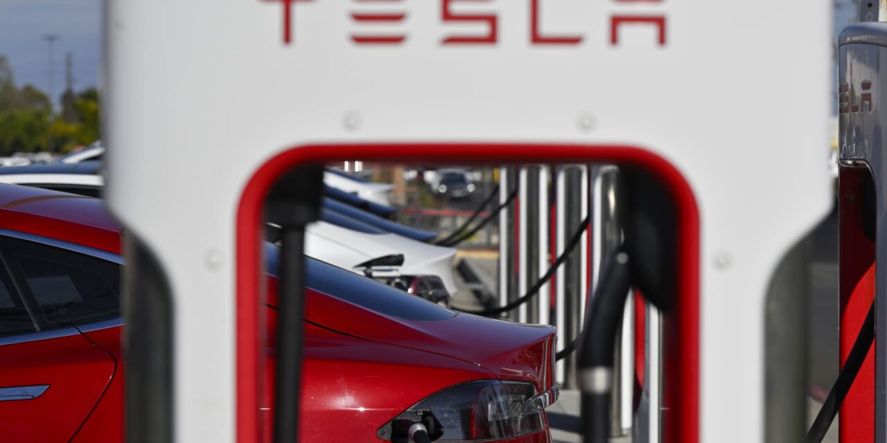 Acciones que realizan mayores movimientos al mediodía: Tesla, UnitedHealth y más
