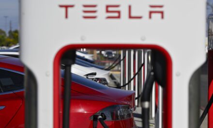 Acciones que realizan mayores movimientos al mediodía: Tesla, UnitedHealth y más