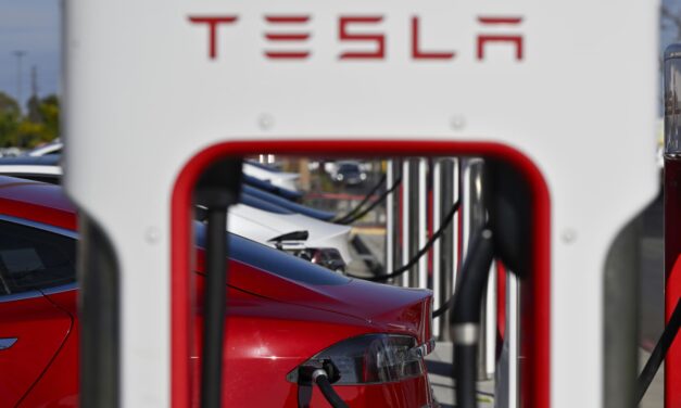 Acciones que realizan mayores movimientos al mediodía: Tesla, UnitedHealth y más