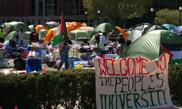 Decenas de tiendas de campaña permanecen en el campus de la Universidad de Columbia