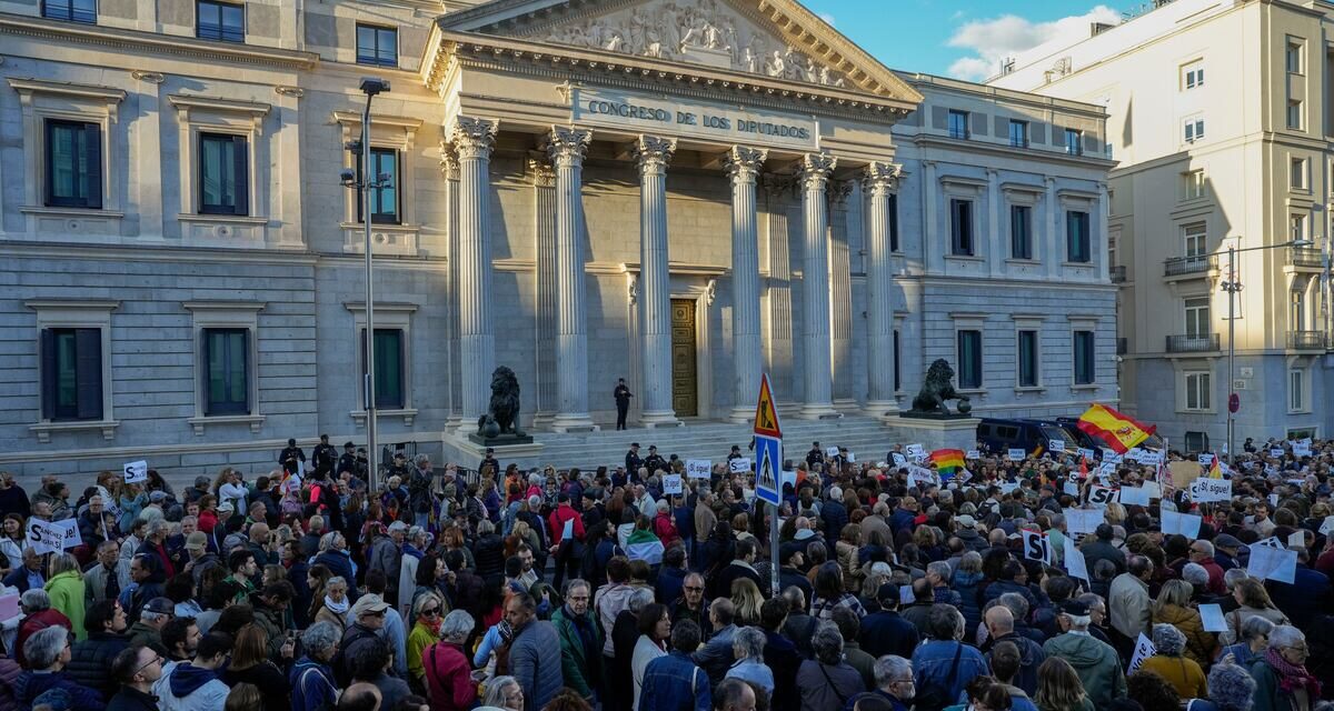 Unas 5.000 personas marchan hasta el Congreso en apoyo a Sánchez |  España