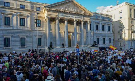 Unas 5.000 personas marchan hasta el Congreso en apoyo a Sánchez |  España