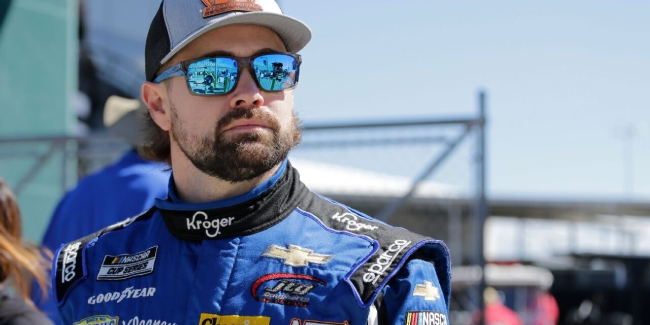Ricky Stenhouse Jr. multado por NASCAR por pelea con Kyle Busch