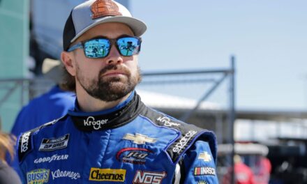 Ricky Stenhouse Jr. multado por NASCAR por pelea con Kyle Busch