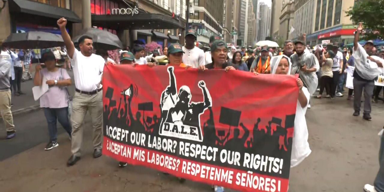 Activistas protestan contra la orden ejecutiva de asilo de Biden