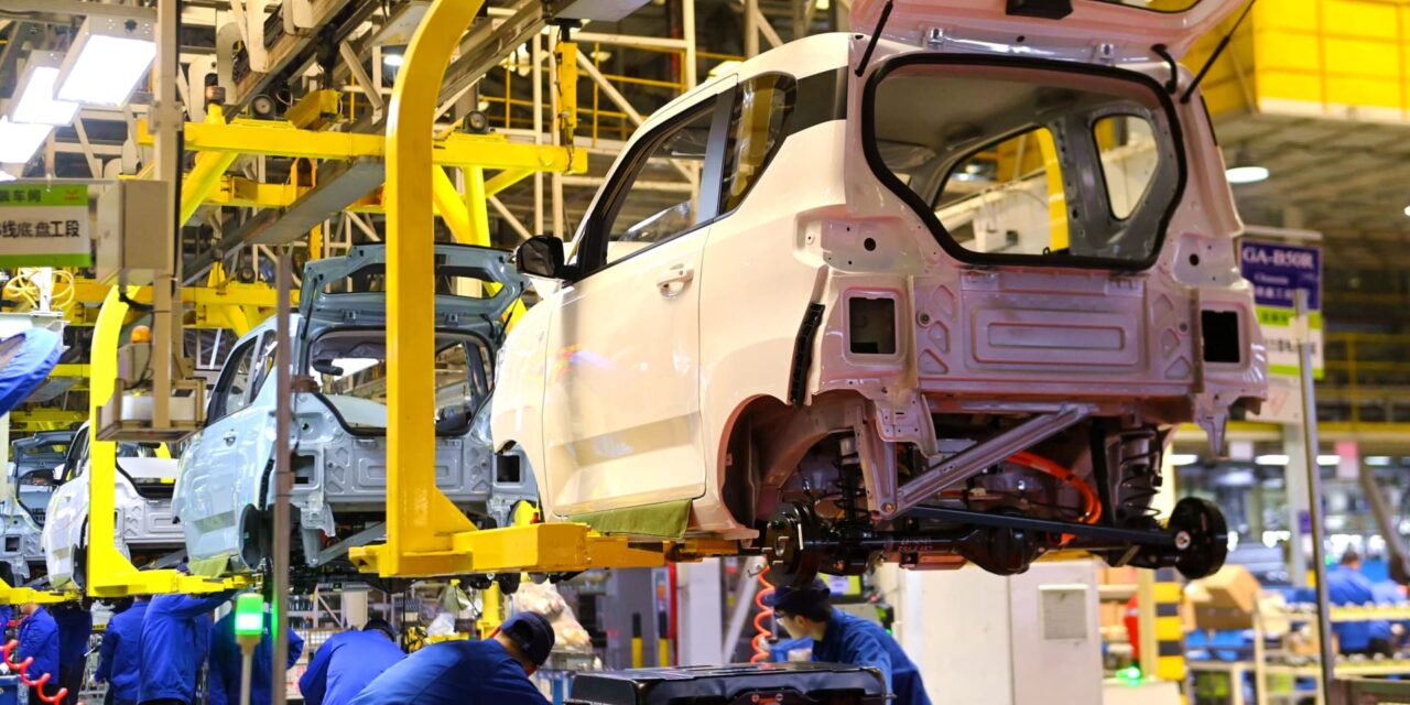 China gastó 230 mil millones de dólares para construir su industria de automóviles eléctricos, dice CSIS