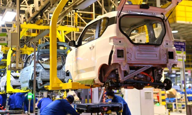 China gastó 230 mil millones de dólares para construir su industria de automóviles eléctricos, dice CSIS