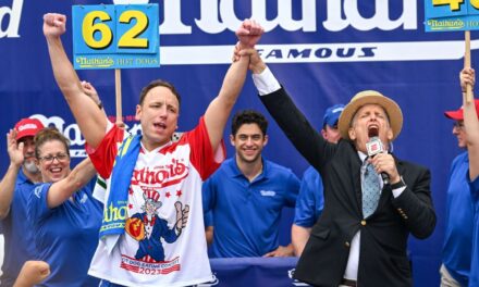 Conflicto de patrocinadores mantiene a Joey Chestnut fuera del concurso de comer hot dogs