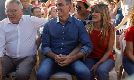 El PSOE exhibe en un mitin su respaldo a Begoña Gómez: “Por cada palada de fango, un puñado de votos” |  España