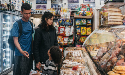 7.300 migrantes recibirán tarjetas de débito para alimentos a medida que la ciudad de Nueva York amplía el programa