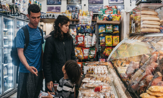 7.300 migrantes recibirán tarjetas de débito para alimentos a medida que la ciudad de Nueva York amplía el programa