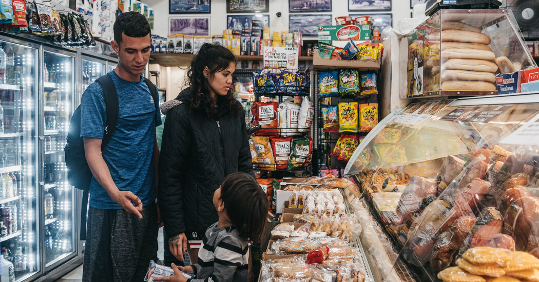 7.300 migrantes recibirán tarjetas de débito para alimentos a medida que la ciudad de Nueva York amplía el programa