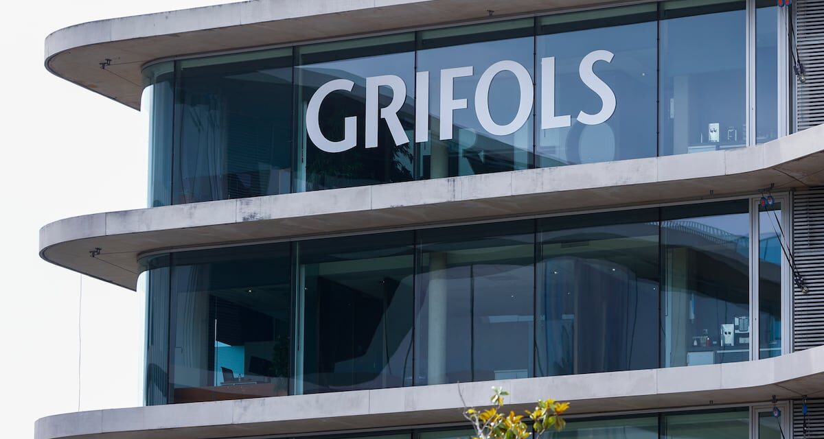 Grifols confirma el interés de la familia y el fondo Brookfield por lanzar una opa para su exclusión de Bolsa |  Empresas